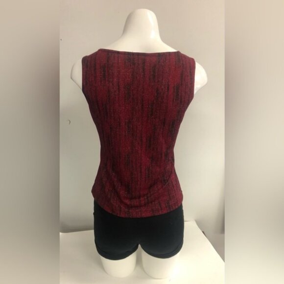 DYNAMITE SLEEVELESS STRETCHY TOP IN SIZE LARGE - Picture 4 of 5